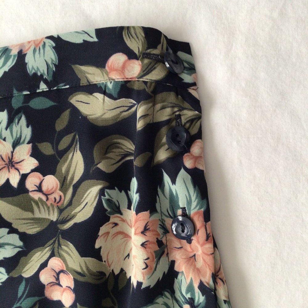 Sag Harbor - Navy blue skirt with pink flowers and two shades of green foliage - Picture 5 of 8